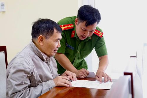 Công an tỉnh Lâm Đồng hướng dẫn người thân liệt sĩ thủ tục lấy mẫu sinh phẩm.