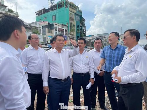 Chủ tịch UBND TPHCM - Nguyễn Văn Được - thị sát, kiểm tra thực địa dự án rạch Xuyên Tâm.
