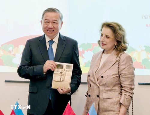 Bà Nigar Akhundova trao tặng Tổng Bí thư Tô Lâm bức ảnh bà chụp cùng Chủ tịch Hồ Chí Minh năm 1959 khi Tổng Bí thư dự Lễ khánh thành Phòng lưu niệm “Chủ tịch Hồ Chí Minh với ngành dầu khí Việt Nam - Azerbaijan” tại Đại học Dầu mỏ và Công nghệ quốc gia Azerbaijan ở Baku vào ngày 8-5-2025 (ảnh TTXVN)