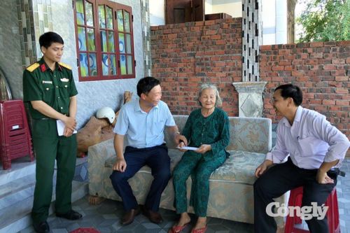 Đoàn công tác ân cần thăm hỏi sức khỏe, động viên gia đình chính sách, bày tỏ lòng biết ơn đối với những cống hiến, hy sinh vì Tổ quốc.