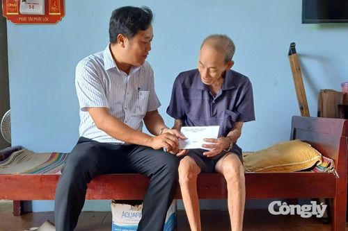 Chủ tịch xã Duy Xuyên Đặng Hữu Phúc thăm hỏi, trao quà tri ân người có công với cách mạng nhân dịp kỷ niệm 79 năm Ngày Thương binh - Liệt sĩ.