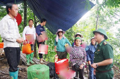 Đại tá Trương Minh Đức, Chỉ huy trưởng Ban Chỉ huy Bộ đội Biên phòng tỉnh Lai Châu trao quà cho người dân bản Ngải Thầu, xã Sì Lở Lầu.