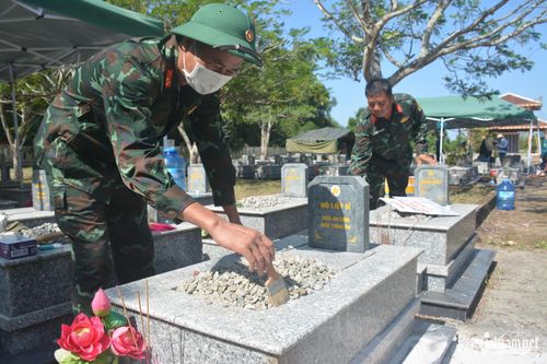 Các ngôi mộ được hoàn trả nguyên trạng ban đầu, bộ đội quét dọn sạch sẽ quanh mộ. Ảnh: Lê Bằng
