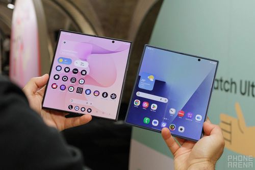 Cả Galaxy Z Fold 8 Ultra và Galaxy Z Fold 7 đều sở hữu màn hình chính OLED 8 inch với tần số quét thích ứng lên đến 120Hz. Ảnh: PhoneArena
