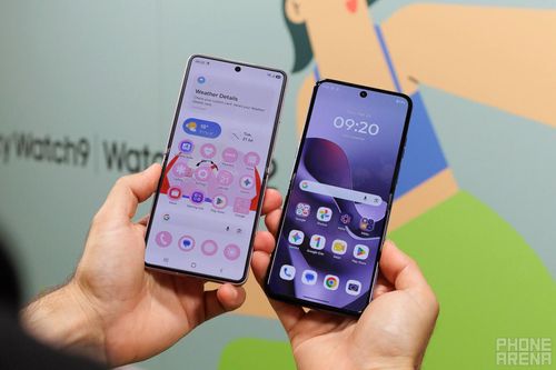 Motorola lại có màn hình chính khi đạt kích thước 7 inch, lớn hơn một chút so với 6,9 inch của Samsung. Ảnh: PhoneArena