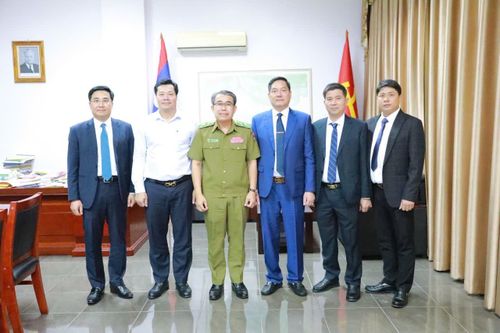 Trung tướng Kongsavath Bounliang - Thứ trưởng Bộ Công an kiêm Tổng Cục trưởng Tổng cục Cảnh sát Lào (thứ 3 từ trái sang) cùng đoàn công tác Ban chuyên án 0726L.