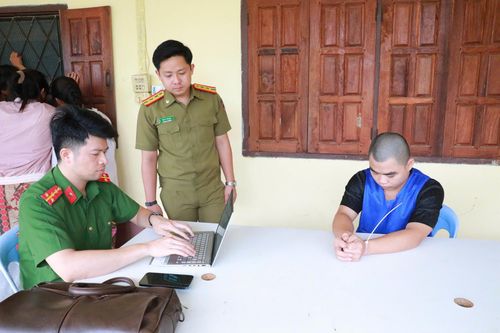 Công an lấy lời khai các đối tượng sau khi bắt giữ.