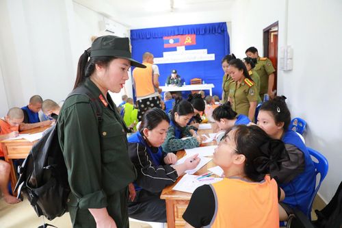 Công an Lai Châu lấy lời khai các đối tượng dưới sự chứng kiến của đại diện Công an Lào.