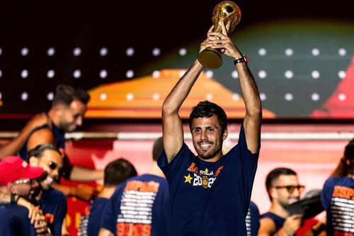 Khoảnh khắc Rodri mừng cúp vàng tại Madrid. Ảnh: E.P