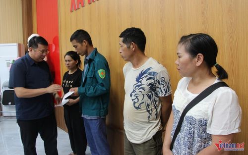 Trao quà cho các hộ gia đình có người bị thương. Ảnh: Trọng Bảo