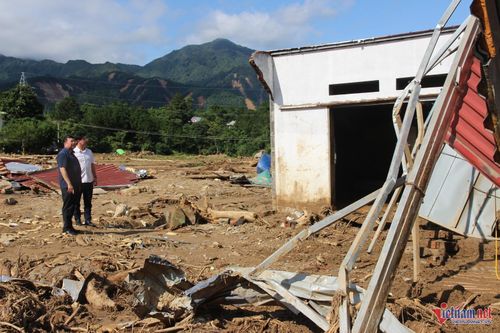 Đi kiểm tra thực tế thiệt hại do mưa lũ gây ra trên địa bàn xã Mường Than. Ảnh: Trọng Bảo