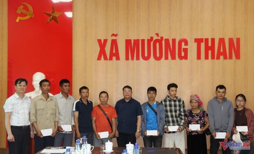 Trao quà cho các hộ dân bị mất nhà ở. Ảnh: Trọng Bảo