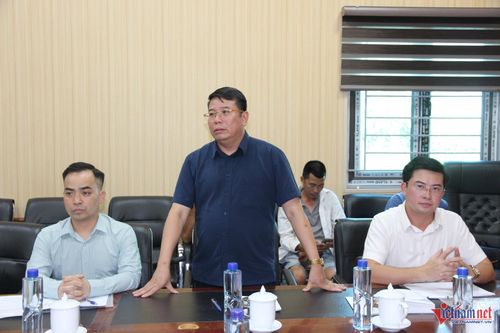 Ông Nguyễn Viết Hưng chia sẻ những khó khăn, mất mát của bà con vùng lũ. Ảnh: Trọng Bảo