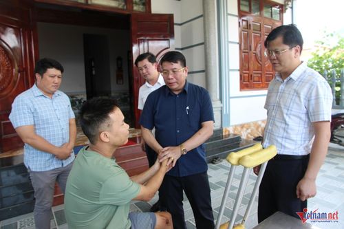 Đoàn đã fhăm hỏi, động viên anh Phạm Thanh Hải có vợ và 2 con thiệt mạng do mưa lũ. Ảnh: Trọng Bảo