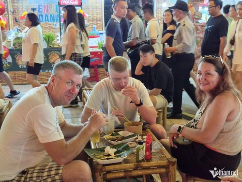 Du khách quốc tế thích thú khám phá ẩm thực Việt Nam
