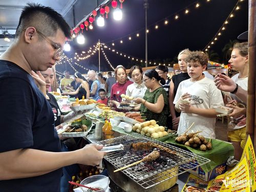 Dòng người nối dài trước các gian hàng bán bánh xèo, nem lụi cùng nhiều đặc sản xứ Quảng để thưởng thức