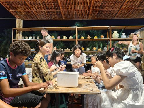 Các khu vực nặn đất sét, tô màu nón lá... cũng thu hút đông đảo du khách trải nghiệm