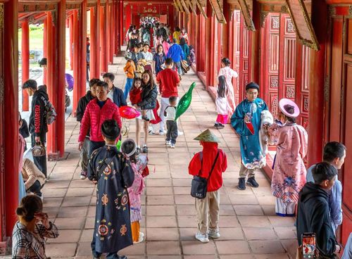 Du khách tham quan các địa điểm văn hóa tại Huế. Ảnh: Trung tâm Bảo tồn Di tích Cố đô Huế