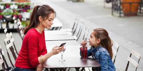 Lướt điện thoại trước mặt con có thể để lại nhiều hệ lụy với tổ ấm của mỗi gia đình.