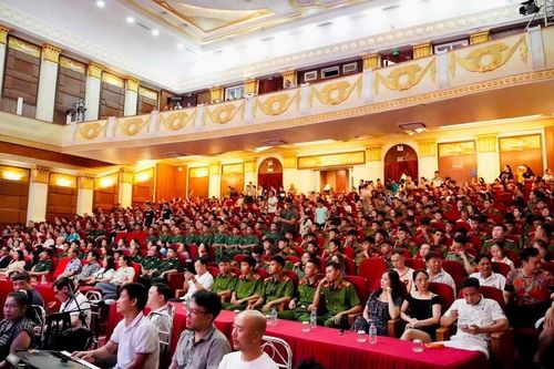 Khán giả đến chật kín nhà hát Lam Sơn - Thanh Hóa đón xem vở diễn. Ảnh: NHLS