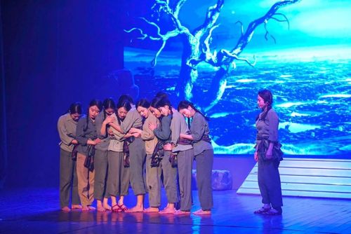 Các nghệ sỹ trẻ của nhà hát Nghệ thuật truyền thống Hà Tĩnh đã làm mới, tăng sức sống cho tác phẩm. Ảnh: NHLS