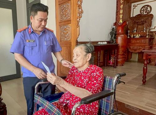Viện trưởng VKSND khu vực 10 - Lê Văn Phương thăm hỏi, động viên gia đình có thân nhân có công với cách mạng.