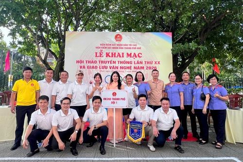  Đội 1 tham gia hội thao chụp ảnh lưu niệm.
