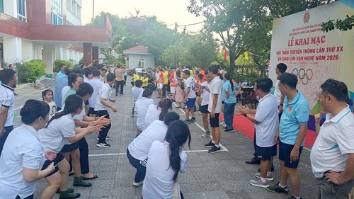  Sôi nổi môn kéo co.