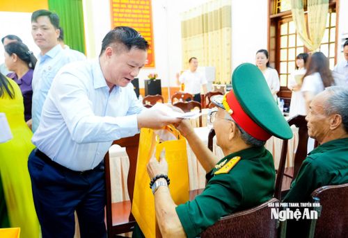 Đồng chí Nguyễn Khắc Thận - Ủy viên Trung ương Đảng, Bí thư Tỉnh ủy, Trưởng Đoàn ĐBQH tỉnh trao quà cho các bác thương binh, bệnh binh tại Trung tâm Điều dưỡng Thương binh Nghệ An. Ảnh: Phạm Bằng