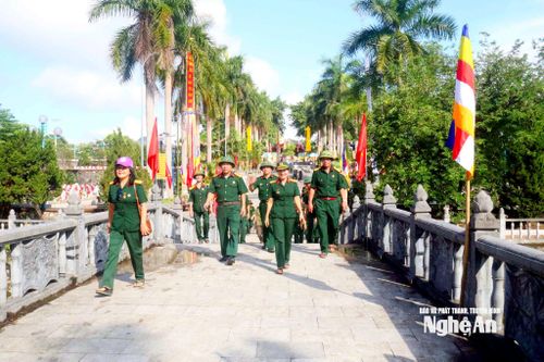 Các cựu chiến binh về Nghĩa trang liệt sĩ Việt - Lào dâng hoa, dâng hương tưởng niệm các Anh hùng liệt sĩ. Ảnh: Huy Thư