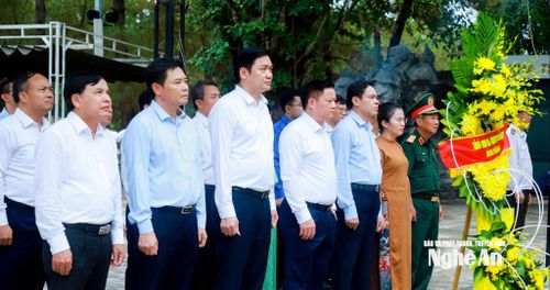 Các đồng chí lãnh đạo tỉnh dâng hoa tại Đài tưởng niệm các liệt sĩ, Nghĩa trang Liệt sĩ Quốc gia Trường Sơn. Ảnh: Thành Duy