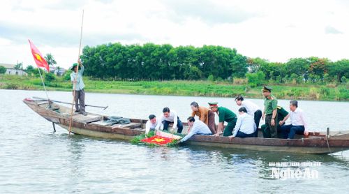 Các đồng chí lãnh đạo tỉnh thả vòng hoa trên sông Thạch Hãn tưởng niệm các Anh hùng liệt sĩ. Ảnh: Thành Duy