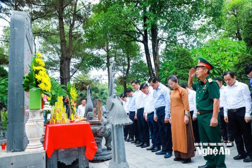 Các đồng chí lãnh đạo tỉnh và đoàn đại biểu thành kính dành phút mặc niệm tưởng nhớ các liệt sĩ quê Nghệ An, Hà Tĩnh tại khu vực mộ các liệt sĩ quê Nghệ An, Hà Tĩnh ở Nghĩa trang Liệt sĩ Quốc gia Đường 9. Ảnh: Thành Duy