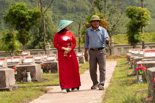 Ông Lương Hải trao đổi với bà Lê Thị Nguyệt Hoa, Trưởng phòng Văn hóa - Xã hội, UBND xã Can Lộc về công việc chăm sóc các phần mộ liệt sĩ.