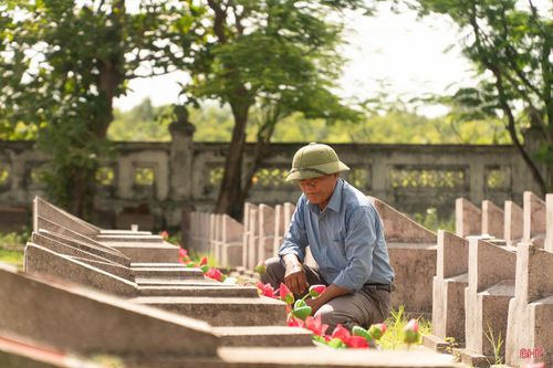 Công việc chăm sóc, hương khói cho các phần mộ liệt sĩ được ông Lương Hải duy trì thường xuyên.