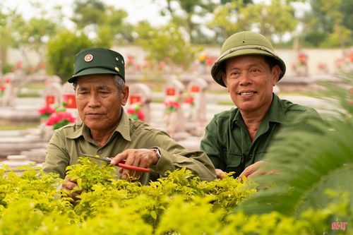 Ông Lê Đăng Minh (bên phải) tiếp nối tâm nguyện của cha, gắn bó với công việc quản trang tại Nghĩa trang Liệt sĩ Núi Nài.