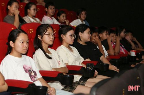 Tuần phim thu hút đông đảo các em học sinh đến xem.