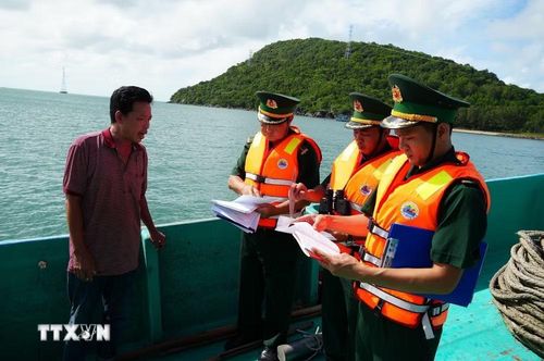 Cán bộ, chiến sỹ Trạm kiểm soát Biên phòng Rạch Đầm, Đồn Biên phòng cửa khẩu An Thới (Ban Chỉ huy Bộ đội Biên phòng An Giang) kiểm tra hồ sơ tàu cá ngư dân. (Ảnh: Lê Huy Hải/TTXVN)