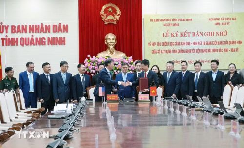 Sở Xây dựng tỉnh Quảng Ninh và Viện Hàng hải Đông Bắc (Hoa Kỳ) chính thức ký kết Bản ghi nhớ (MoU) về hợp tác chiến lược khu vực cảng Con Ong-Hòn Nét và Sáng kiến hàng hải Quảng Ninh. (Ảnh: Văn Đức/TTXVN)