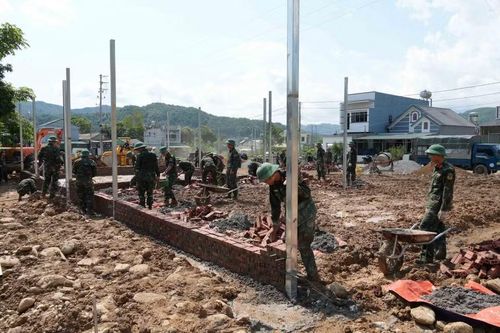 150 cán bộ, chiến sỹ được huy động xây 24 căn nhà cho người dân vùng lũ Mường Than. (Ảnh: Nguyễn Oanh/TTXVN)