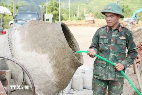 Các chiến sỹ Bộ chỉ huy Quân sự tỉnh Lai Châu làm việc xuyên ngày đêm để hoàn thành 24 căn nhà cho người dân. (Ảnh: Nguyễn Oanh/TTXVN)