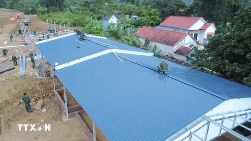 Những mái nhà đầu tiên đã được lợp cho bà con Mường Than. (Ảnh: Nguyễn Oanh/TTXVN)