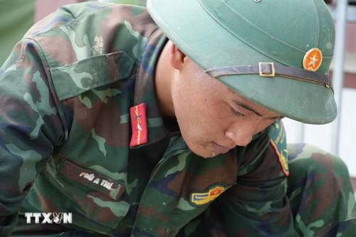 Bộ đội làm việc xuyên ngày đêm để xây nhà cho người dân Mường Than bị lũ quét. (Ảnh: Nguyễn Oanh/TTXVN)