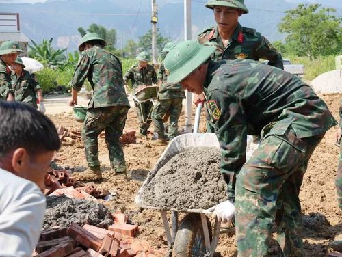 150 cán bộ, chiến sỹ được huy động xây 24 căn nhà cho người dân vùng lũ Mường Than. (Ảnh: Nguyễn Oanh/TTXVN)