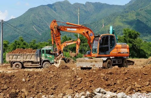 Nhiều máy móc được huy động đến công trường để đẩy nhanh tiến độ xây nhà cho người dân vùng lũ. (Ảnh: Nguyễn Oanh/TTXVN)