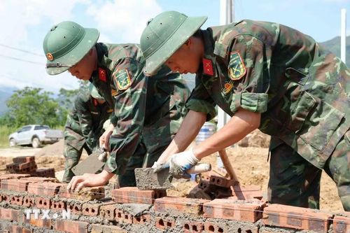 Bộ đội thần tốc xây nhà cho người dân vùng lũ Mường Than. (Ảnh: Nguyễn Oanh/TTXVN)