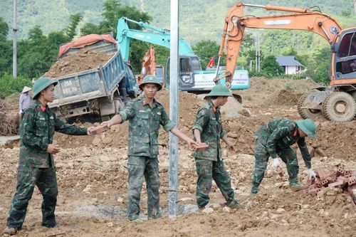Các chiến sỹ Bộ chỉ huy Quân sự tỉnh Lai Châu làm việc xuyên ngày đêm để hoàn thành 24 căn nhà cho người dân. (Ảnh: Nguyễn Oanh/TTXVN)