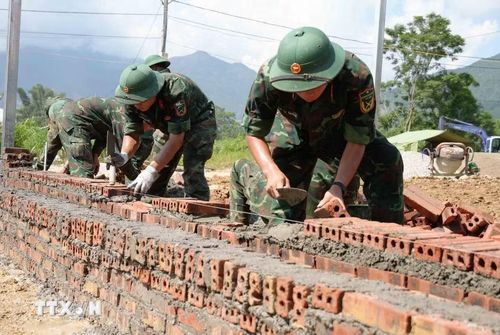 Các chiến sỹ Bộ chỉ huy Quân sự tỉnh Lai Châu tập trung xây nhà cho người dân. (Ảnh: Nguyễn Oanh/TTXVN)