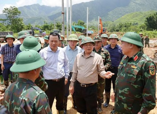 Phó Thủ tướng Hồ Quốc Dũng kiểm tra tiến độ khu tái định cư xây 24 căn nhà cho người dân Mường Than bị lũ quét. (Ảnh: Nguyễn Oanh/TTXVN)