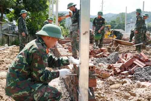 Các chiến sỹ Bộ chỉ huy Quân sự tỉnh Lai Châu vượt nắng mưa nhanh chóng hoàn thành nhiệm vụ xây nhà cho dân. (Ảnh: Nguyễn Oanh/TTXVN)